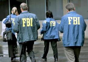 FBI agents head into a courthouse