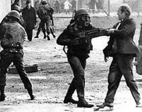 British soldiers attack protesters in Northern Ireland on Bloody Sunday