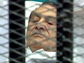 Former dictator Hosni Mubarak in the defendants' cage at the start of his trial