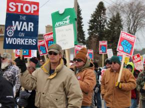 Wisconsin workers march in defense of IAM members on strike at the Manitowoc Crane Company