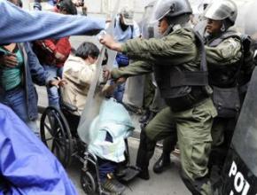 Bolivian riot police attack disability rights protesters in La Paz