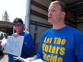 Right-winger Tim Eyman rallies support for his anti-tax Initiative 1185
