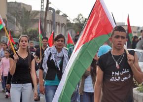 Palestinian protesters march on Land Day