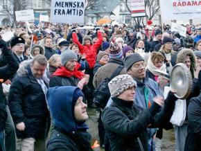 Protesters march during Iceland's saucepan revolution