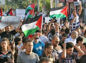 Palestinians march in Ramallah against the betrayals of the Palestinian Authority