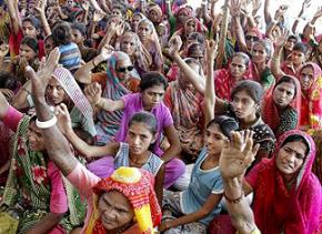 Women in Gujarat protest the Mithi Virdi nuclear project