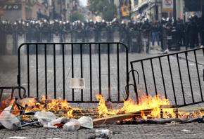 Riot police prepare to tear down barricades and evict teachers from Mexico City's zócalo