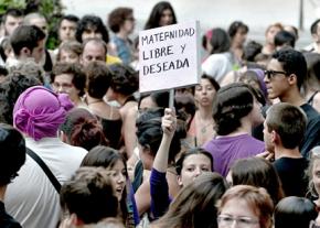 Protesters at the Ministry of Health in Madrid oppose anti-choice legislation