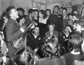 Pete Seeger performs for federal workers in 1944