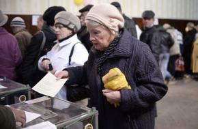 Lined up to vote in Crimea's referendum on secession