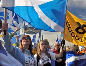 Supporters of a "yes" vote rally in Edinburgh for Scottish independence