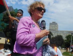 Holocaust survivor Suzanne Weiss speaks at a rally in solidarity with Gaza