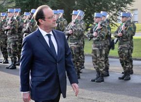 President François Hollande reviews French troops