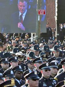 New York police turn their backs toward Mayor Bill de Blasio