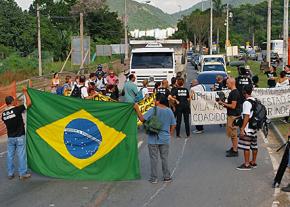 Residents of Vila Autódromo protest demolitions to make way for Olympic development