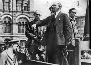 Lenin (center) addresses an audience of soldiers in Moscow in 1919