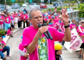 Oscar López Rivera greets supporters at a rally shortly after his release from prison