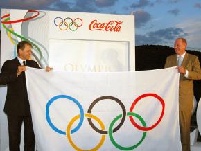 IOC President Jacques Rogge and Coca Cola CEO Neville Isdell hold the Olympic flag at the Great Wall of China in Beijing.